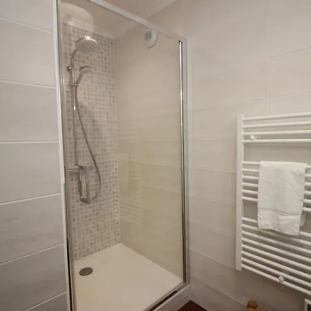 Mont-dore : T2 Spacieux Avec Terrasse, 300m Des Thermes, Renovee, Parking Prive - Fr-1-608-98 Apartment